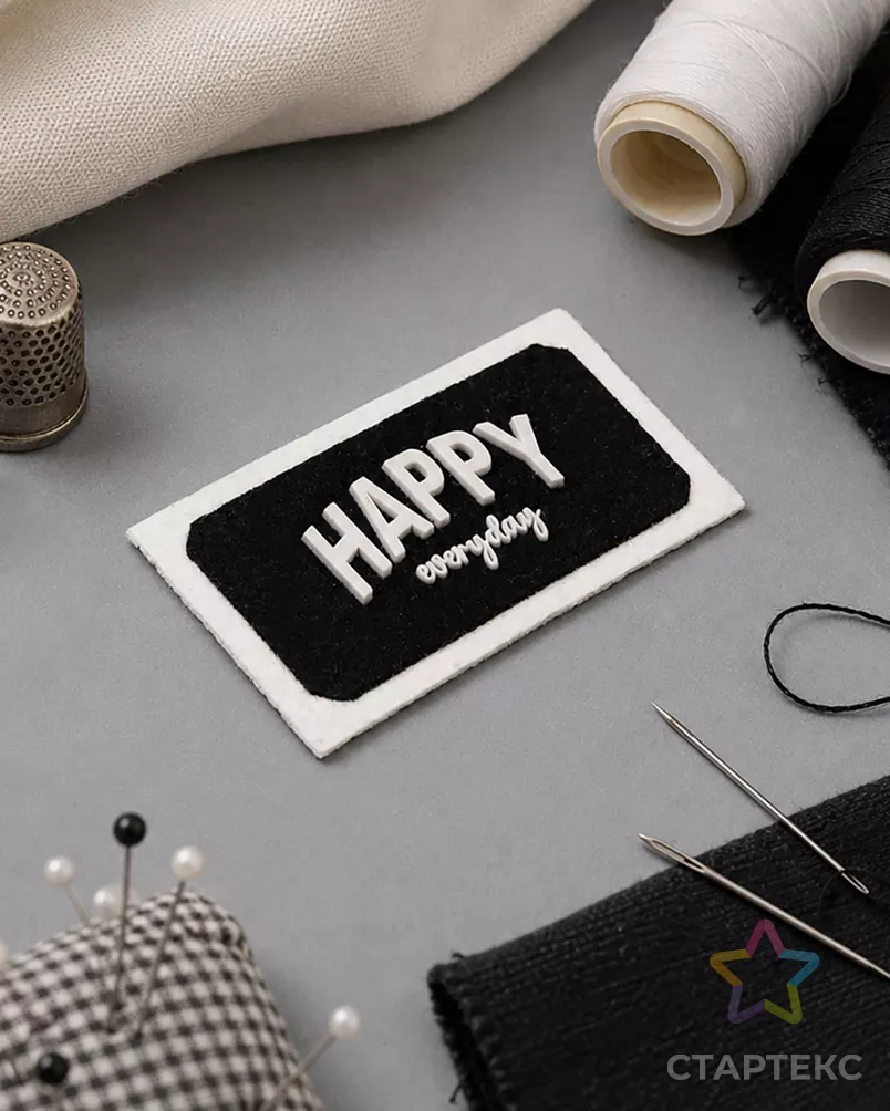 Декоративный элемент "HAPPY EVERYDAY" фетр р.2,9х4,9см 1000шт арт. ШФНЛ-42-1-48965 - рис. 2